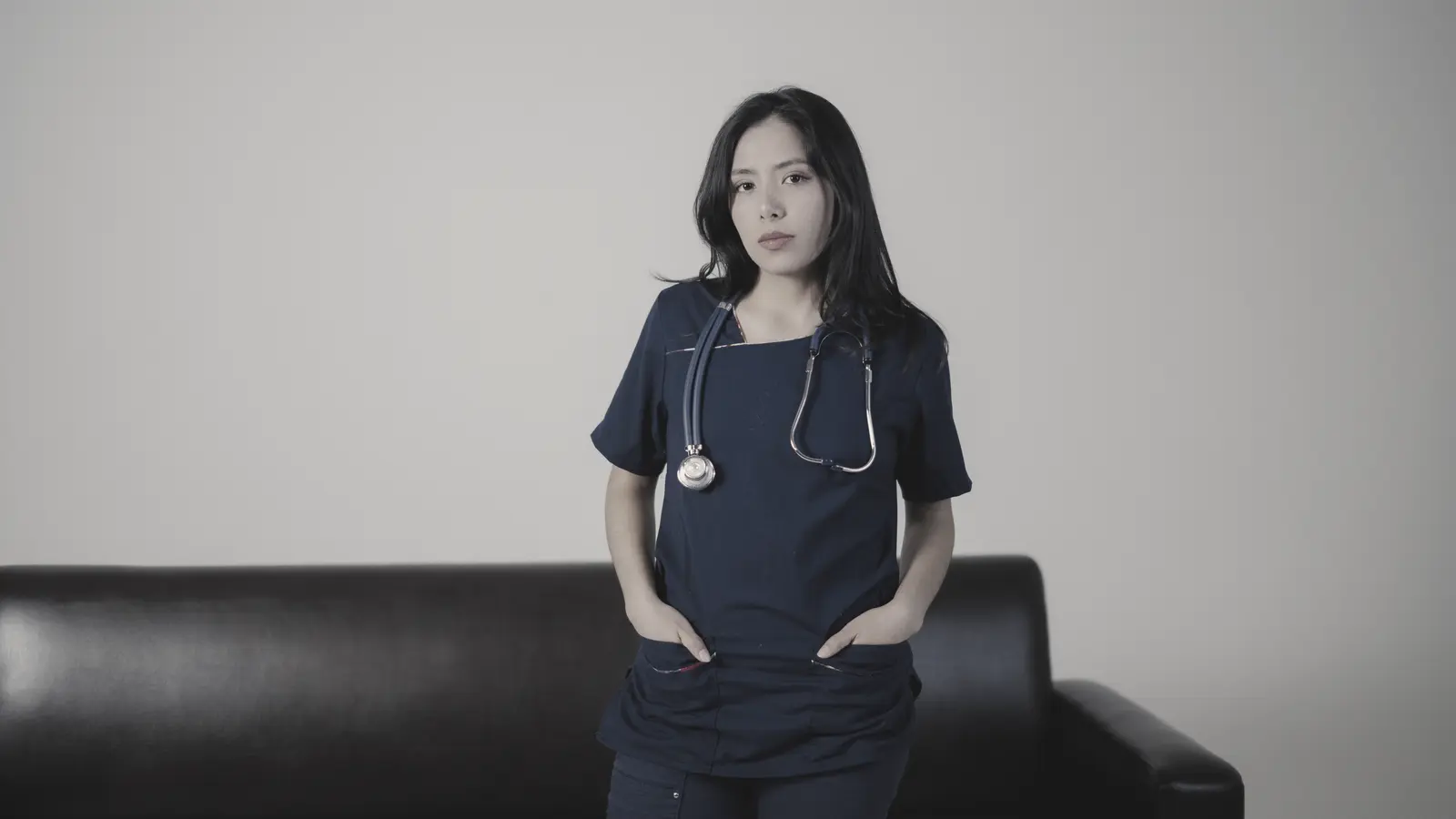 온결 피부과 진료 지원팀 간호사 — 근무복 차림의 상반신 사진